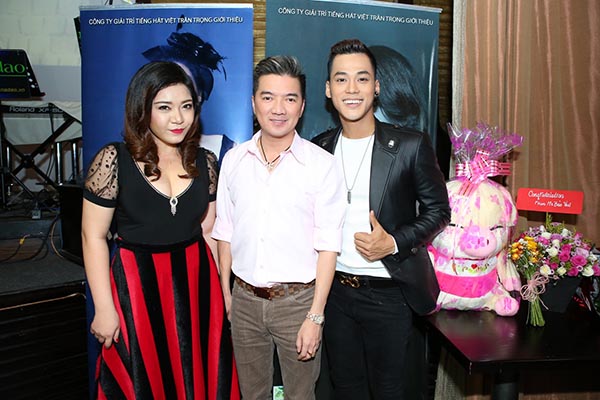 Được phát hiện từ sân chơi The Voice 2012, sau đó chính Mr Đàm đã đứng ra hỗ trợ và giúp đỡ Nghi Lê và Phan Ngọc Luân phát triển sự nghiệp ca hát chuyên nghiệp.