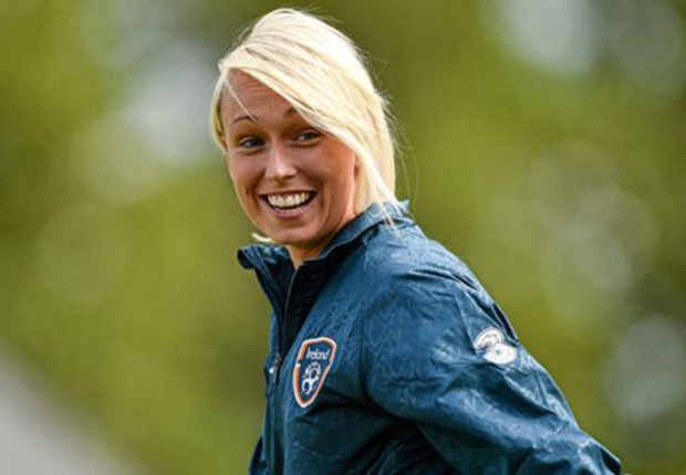 Stephanie Roche cũng châm biến siêu tiền vệ người Bồ Đào Nha