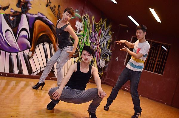 Tô Lâm và nhóm 4CUS chính là những người đầu tiên mở màn trào lưu nhảy trên giày cao gót tại Sài Gòn.