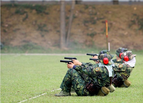 Một trong các tư thế bắn thuộc bài 3 súng ngắn nữ.