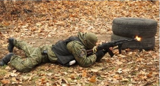 Theo Mvs.gov.ua, Tiểu đoàn cảnh sát đặc nhiệm tuần tra Kiev-1 chỉ mới ra đời vào giữa tháng 4.2014. Sự thành lập các tiểu đoàn như Kiev-1 nhằm mục đích tăng cường khả năng tuần tra ở các khu vực, bao gồm cả nơi đang diễn ra chiến sự là miền Đông Ukraine. Trong ảnh là một binh sĩ đặc nhiệm Kiev-1 đang bắn đạn thật trong một tình huống tập trận giả định phục kích tiêu diệt địch là những phần tử ly khai.