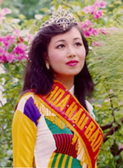 Hoa hậu Nguyễn Diệu Hoa đăng quang năm 1990. Cô cao 1m58.