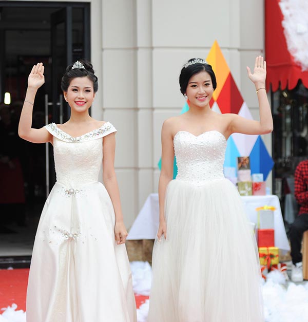 Trong cuộc gặp gỡ này cả hai Á hậu đều để kiểu tóc ngắn, đội vương miện và mặc chiếc váy trắng để hoá thân vào vai Công chúa tuyết.