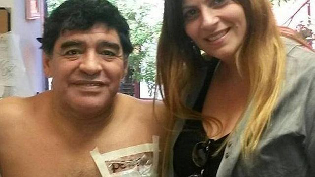 Maradona có vẻ tự hào với hình xăm tục tĩu của mình