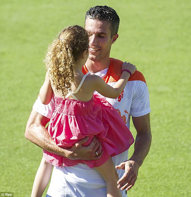 Đội trưởng của Hà Lan trông rất hạnh phúc khi được vui đùa bên con gái.