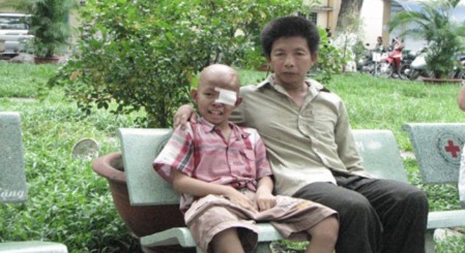 Hai bố con Thạch cố bám víu ở bệnh viện được ngày nào hay ngày đó.