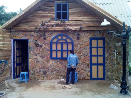 Ngôi nhà đang được sơn sửa để đưa vào chụp ảnh