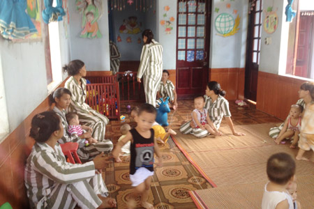trại giam, Phú Sơn 4, Thái Nguyên, trẻ con, theo mẹ, vào tù
