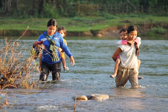 lội sông, đến trường, sông Đinh, phập phồng