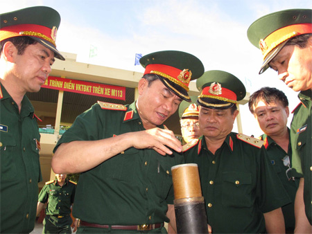 Thượng tướng Trương Quang Khánh kiểm tra VKTBKT trên xe 