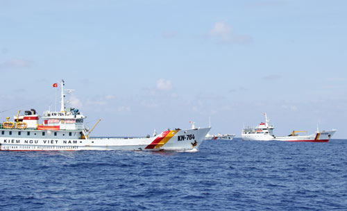 Đội hình các tàu kiểm ngư Việt Nam đang thực hiện chấp pháp trên vùng biển thuộc vùng đặc quyền kinh tế của Việt Nam.