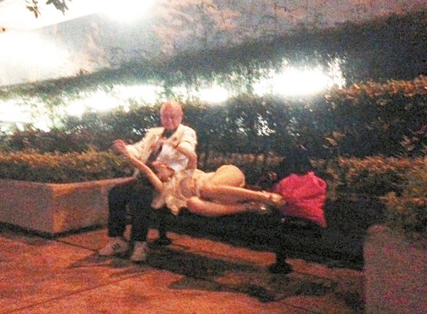 Người mẫu Hồng Kông âu yếm tình già 78 tuổi ngay trong công viên
