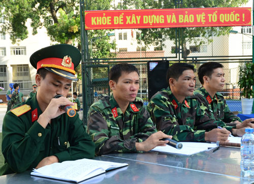 Tổ trọng tài và thuyết minh làm việc tích cực.