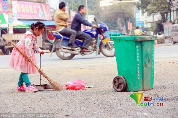 Công nhân vệ sinh ‘nhí’ quét rác trên đường phố
