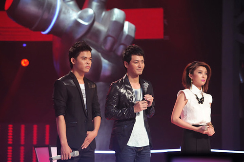 Bùi Caroon - Tiêu Châu Như Quỳnh trong vòng đối đầu The Voice năm 2012.