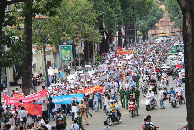 Người dân Việt Nam tuần hành phản đối hành động ngang ngược của Trung Quốc tại vùng đặc quyền kinh tế và thềm lục địa Việt Nam.