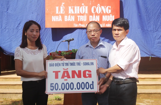 Ông Nguyễn Chiến Thắng, Phó Tổng Thư ký Tòa soạn Báo điện tử Trí Thức Trẻ trao tiền ủng hộ xây dựng nhà bán trú cho đại diện Trường Tiểu học Tân Pheo và chính quyền địa phương.