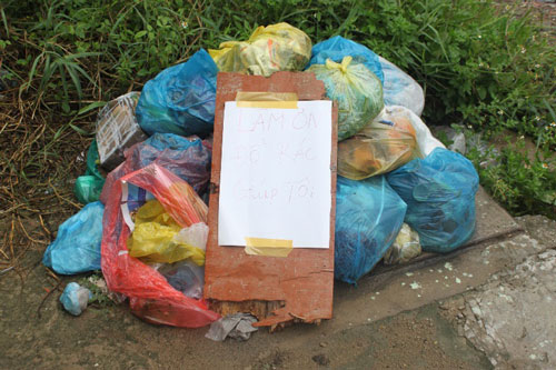Một hộ dân bị đường dây thu gom rác làm khó nên phải viết bảng “van xin”
