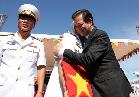 Thủ tướng ôm từng chiến sĩ hải quân để động viên tinh thần, nhắc nhở trách nhiệm bảo vệ tổ quốc khi quân đội được trang bị thêm tàu ngầm. - Ảnh: Nguyễn Đông