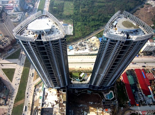 Toà nhà Keangnam Landmark Tower, Hà Nội nhìn từ trên cao có thể thấy vị trí sân bay trực thăng đã được lắp đặt.