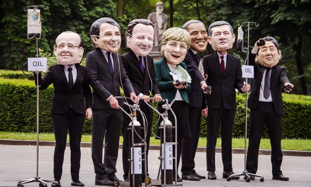 Những nhà hoạt động của tổ chức Oxfam đeo mặt nạ hình các nhà lãnh đạo nhóm G7, tham gia biểu tình gần trụ sở của Liên minh châu Âu ở Brussels, Bỉ.