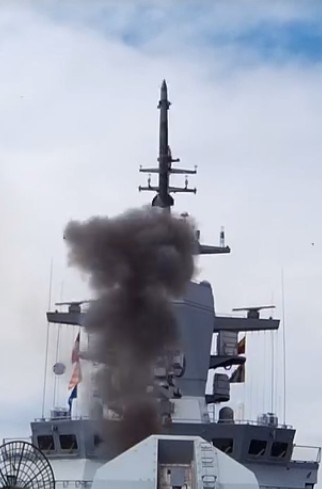 Tên lửa 9M96 của hệ thống Redut phóng đi từ tàu hộ tống Savvy.