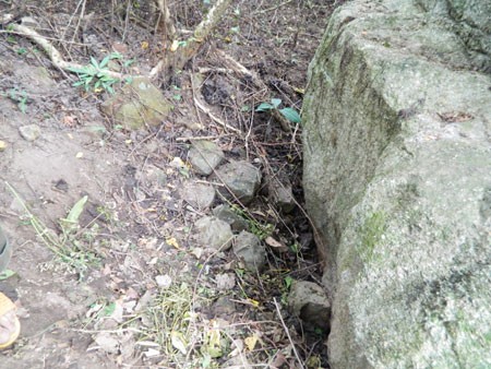Dân làng khổ sở vì canh giữ hòn đá chỉ điểm kho báu