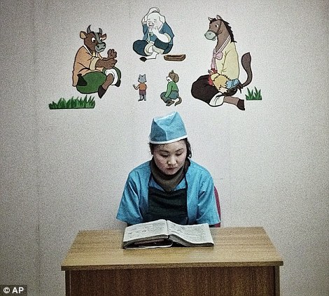 Một nghiên cứu y tá của Bắc Triều Tiên trong một hành lang tại một bệnh viện trẻ em ở Bình Nhưỡng