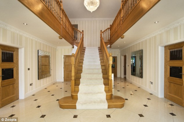 Làm cho một lối vào: Một dòng thảm trắng cầu thang khi bạn nhập vào các tài sản sáu phòng ngủ hiện đại