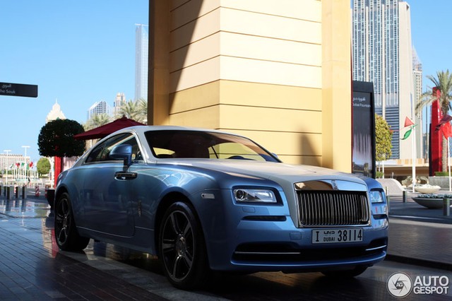 Rolls-Royce Wraith màu xanh dương nhạt.