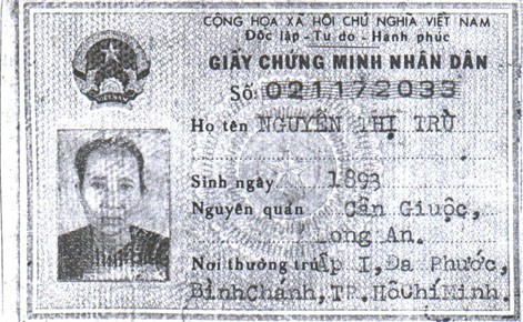 Giấy Chứng minh nhân dân của cụ Nguyễn Thị Trù.