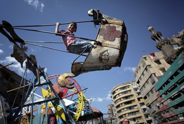 Một cậu bé chơi đánh đu tại thành phố Cairo, Ai Cập.