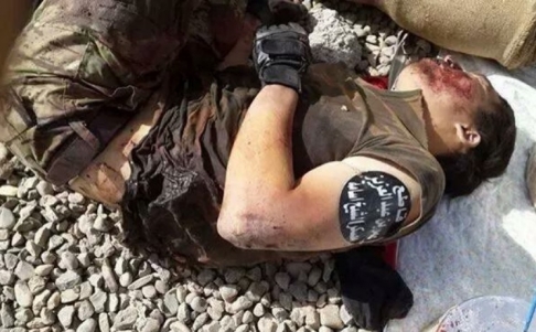 2 tấm ảnh được cho là chụp một tay súng Trung Quốc trong hàng ngũ IS. Ảnh: FACEBOOk