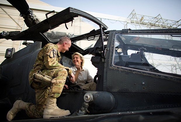 Lính Mỹ giới thiệu về máy bay lên thẳng AH-64D Apache với Bộ trưởng Quốc phòng Đức Ursula von der Leyen. Ảnh: Thomas Peter / Reuters     