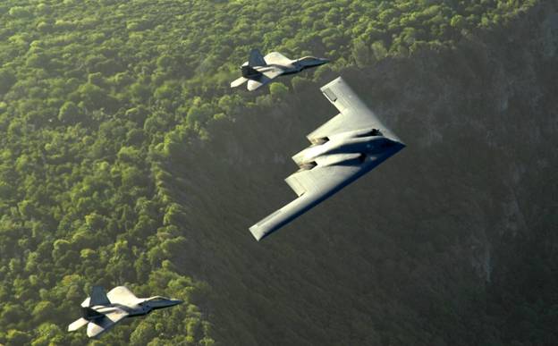 Hai chiếc F-22 bay kèm B-2 Spirit