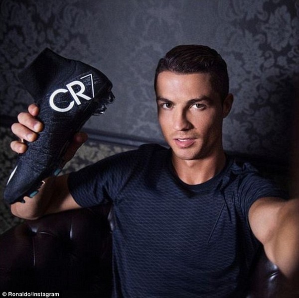 Cristiano Ronaldo khoe giày độc trước trận El Clasico 2