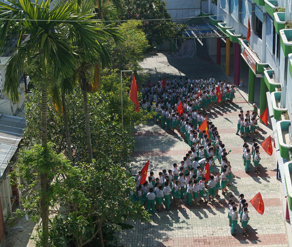 Hình ảnh học sinh tiểu học tại Đà Nẵng xếp bản đồ đất nước sáng nay trong lễ chào cờ thiêng liêng