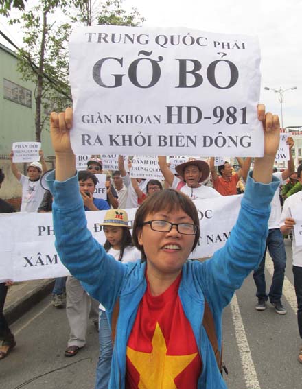 Sáng nay, người dân thành phố Đà Nẵng tuần hành phản đối hành động sai trái của Trung Quốc. Ảnh: Tiền Phong