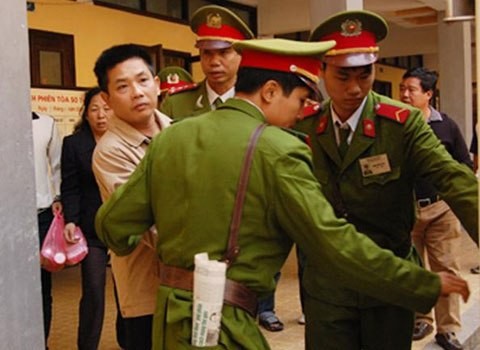 Nguyễn Thế Đô dáo dác đưa ánh mắt nhìn người thân trước khi bị áp giải về trại giam