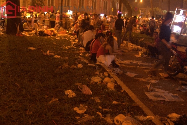 Rác tràn ngập các công viên, khu vui chơi của Trung tâm Sài Gòn.