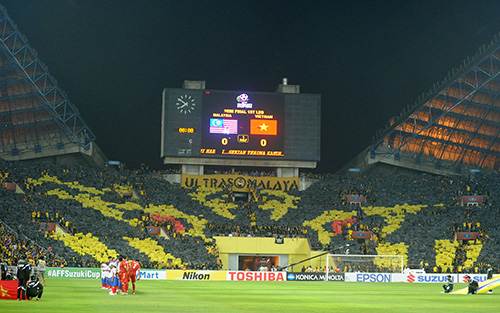 Các CĐV Malaysia thể hiện sự chuyên nghiệp của mình trên khán đài (Ảnh: Quang Trung).