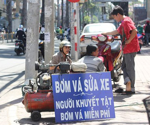 Lòng tốt từ những người lao động nghèo ở vỉa hè đường phố