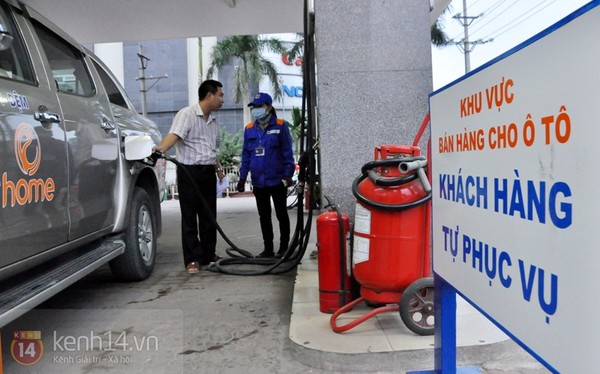 Hà Nội: Lần đầu tiên, người dân được tự bơm khi mua xăng 2