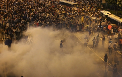Cảnh sát dùng hơi cay giải tán người biểu tình, biến đường phố thành chiến trường. Ảnh: SCMP
