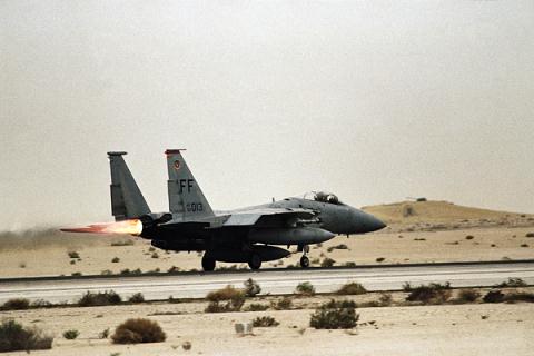 Tiêm kích F-15 của Mỹ ở Dakhran (A rập- Xê-ut,1991). Ảnh: Greg Gibson/AP