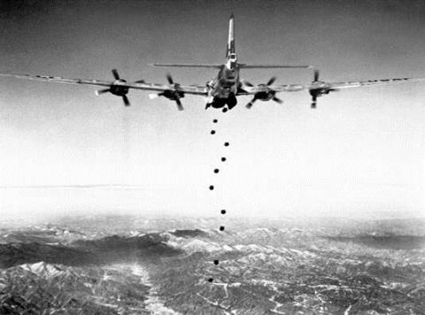Máy bay ném bom chiến lược Mỹ đang ném bom trên lãnh thổ Triều Tiên ,1951. (nguồn: ITAR-TASS)
