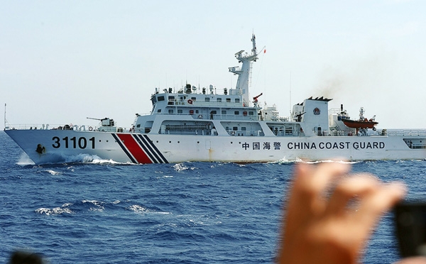 Tàu hải giám, hải cảnh Trung Quốc hung hăng bảo vệ giàn khoan trái phép