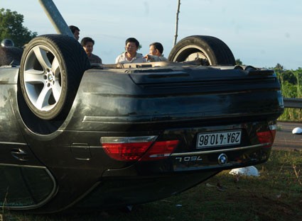 Xe ô tô gây tai nạn giao thông lật nhào cách hiện trường khoảng 50m.