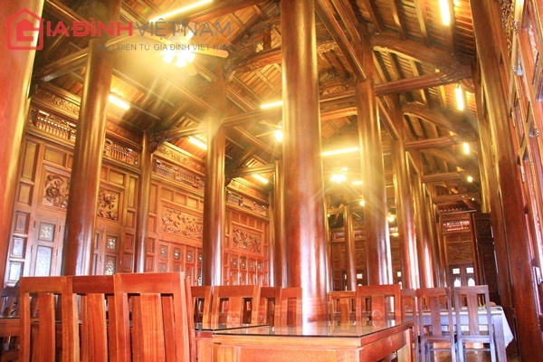 Hệ thống cột, kèo, trần nhà, sàn, tường...nội thất được làm hoàn toàn bằng gỗ lim nguyên khối.
