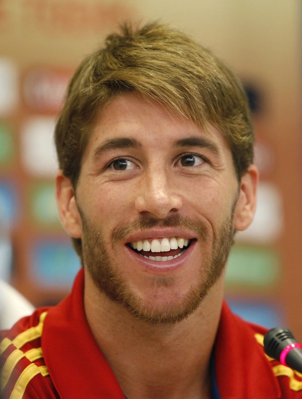 Bỏ đi mái tóc dài lãng tử, Ramos càng thêm mạnh mẽ quyến rũ với bộ râu khá cầu kì và tóc ngắn thời trang.